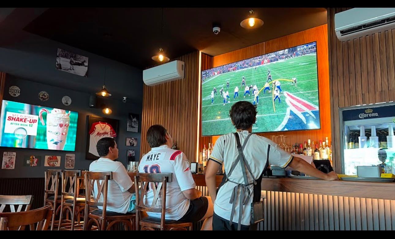 Interior de Guicho's Sports Bar en Nuevo Vallarta con pantallas
